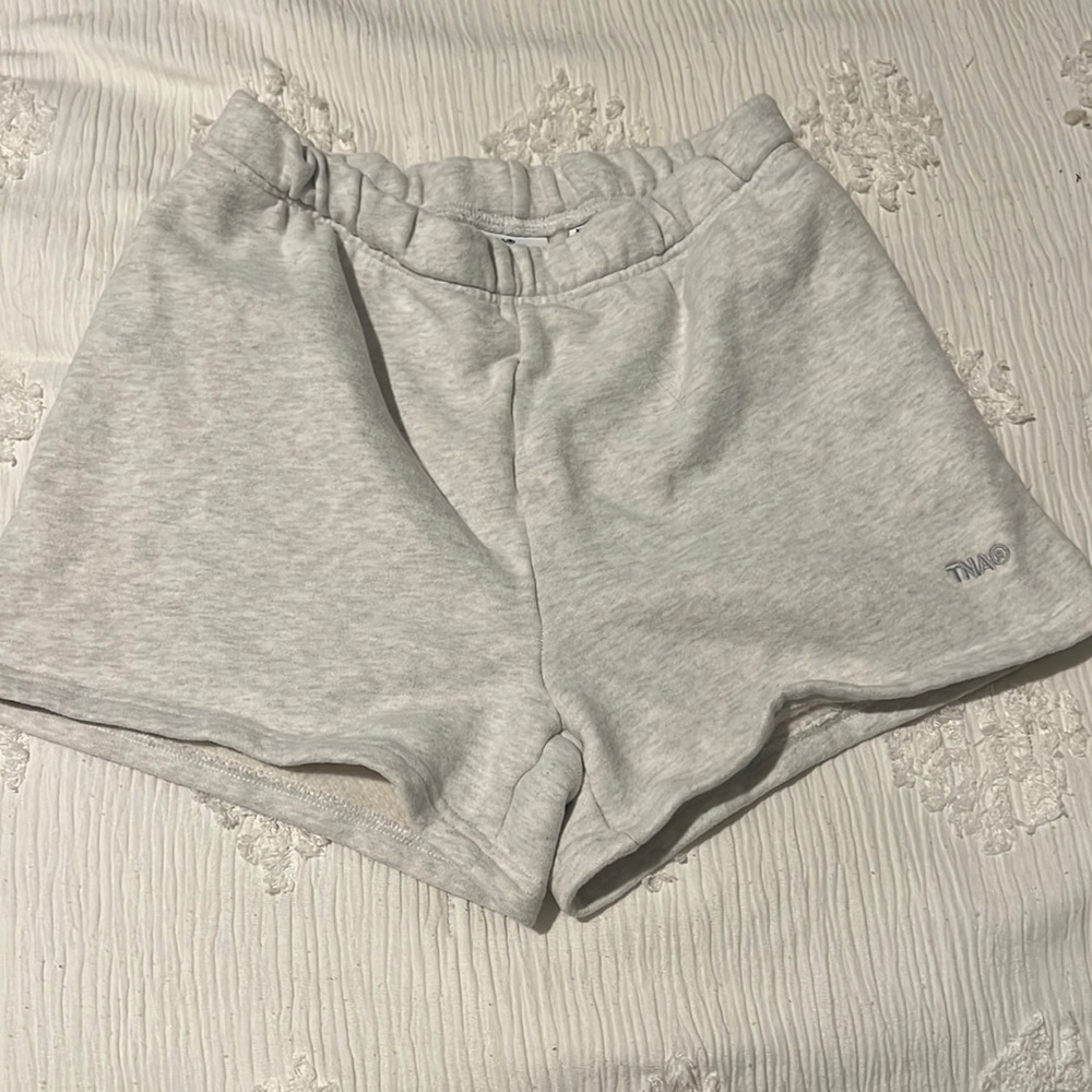 Aritzia sweat fleece shorts size xs, colored light gray